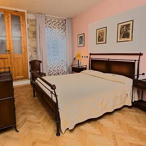 2* Pensión Maison Savoia